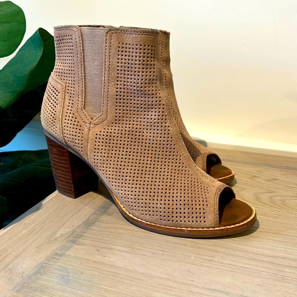 TOMS size 8.5 Majorca tan Suede leather opened toed and super cute Booties!